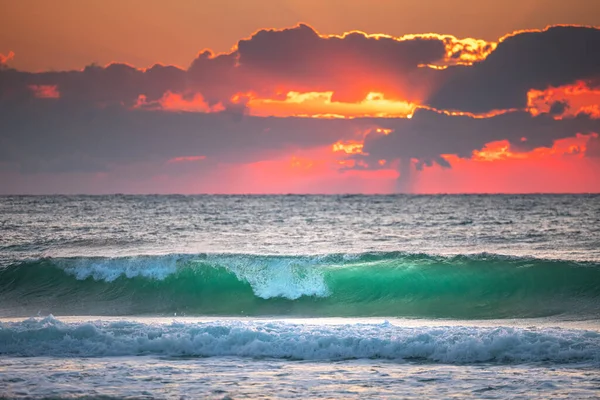 Belle Vague Lever Soleil Vert Paysage Nuageux Spectaculaire Dessus Océan — Photo