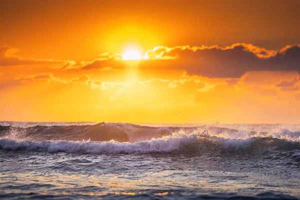 Mooie Zonsopgang Golf Dramatische Wolken Boven Zee — Stockfoto