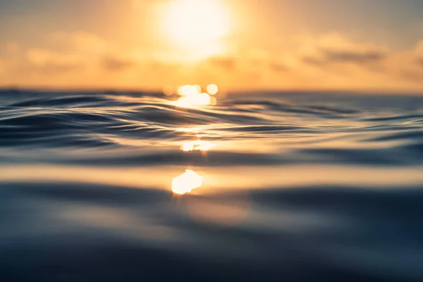 海浪逼近 角度低 朝阳射出 — 图库照片