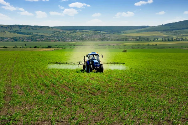 Plöjning Och Besprutning Jordbrukstraktorer Fältet — Stockfoto