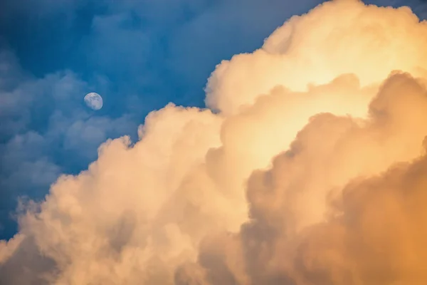 Céu Por Sol Com Lua Nuvens — Fotografia de Stock