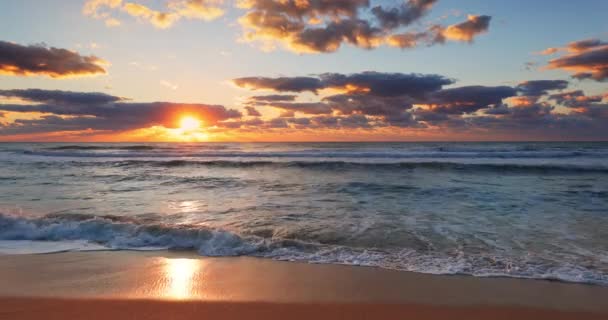 Dramatische Zonsondergang Zonsopgang Boven Golven Het Strand Slow Motion Video — Stockvideo