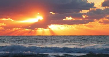 Karayip sahilinde gün batımı ve uçan kuş. Deniz gündoğumu ağır çekim 4k video