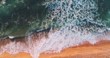 Okyanus sahili gün doğumu. Deniz dalgaları ve kıyı hava görüntüsü, 4k yavaş çekim videosu