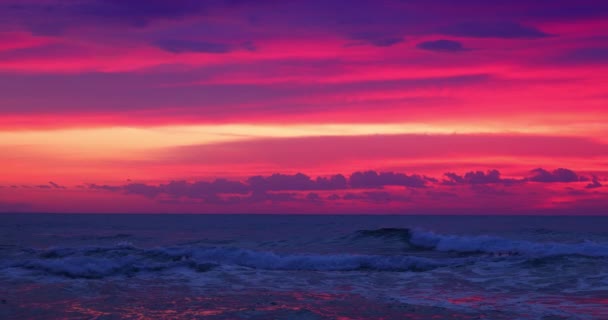 Kleurrijke Dramatische Zonsopkomst Zonsondergang Boven Oceaan Golven Strand Slow Motion — Stockvideo