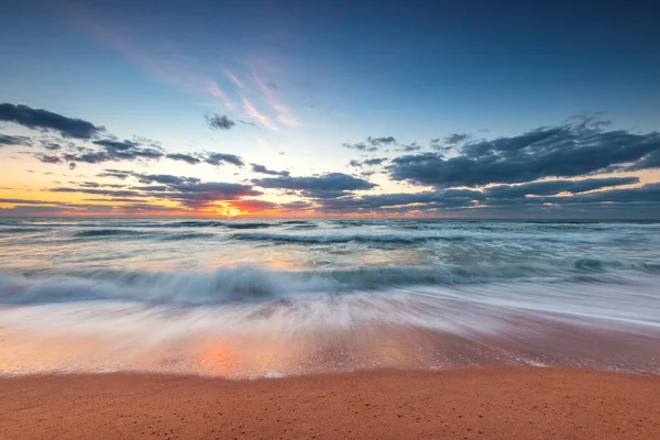 Prachtig Wolkenlandschap Boven Zee Zonsopgang Schot — Stockfoto