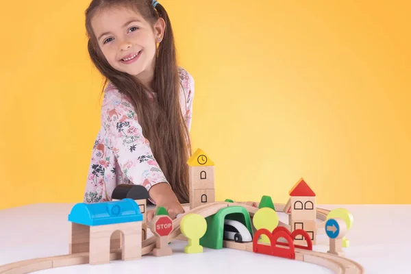 Schattig Kind Klein Meisje Spelen Met Houten Speelgoed Trein Spoorweg — Stockfoto