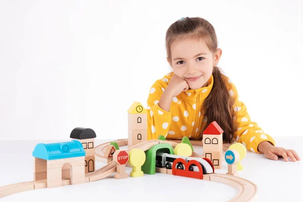 Schattig Kind Klein Meisje Spelen Met Houten Speelgoed Trein Spoorweg — Stockfoto