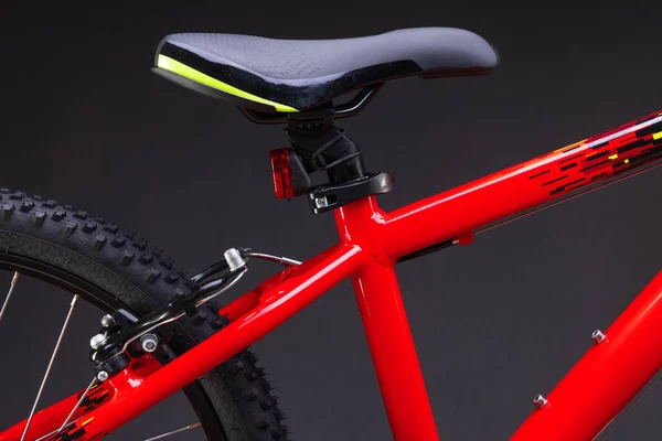Esporte Montanha Bicicleta Vermelha Isolada Fundo Preto — Fotografia de Stock
