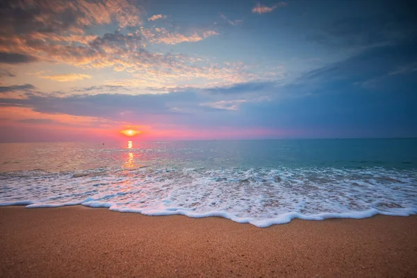 Hermoso Paisaje Nublado Sobre Mar Playa Toma Del Sol —  Fotos de Stock