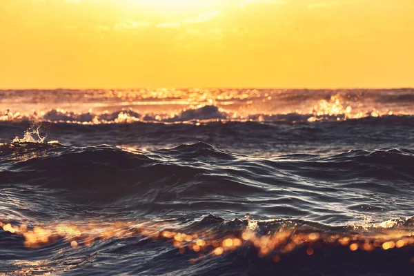 金色的浪花和日出般的大海 — 图库照片