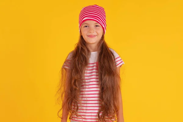 Glückliches Emotionales Mädchen Das Auf Gelbem Hintergrund Lächelt Herbst Frühling — Stockfoto