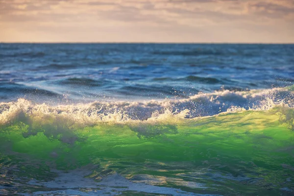 Красива Зелена Морська Хвиля Сходу Сонця — стокове фото