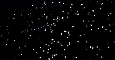 Siyah arka planda kar yağıyor. Düşen kar taneleri videosu. Kış karı.