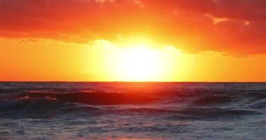 Plaj gündoğumu tropikal deniz dalgaları üzerinde