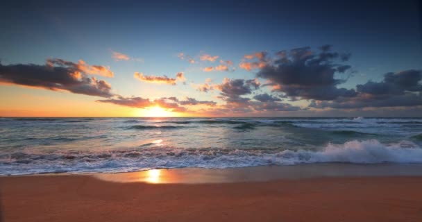 Пляжний Схід Сонця Над Тропічними Морськими Хвилями Екзотичним Берегом — стокове відео