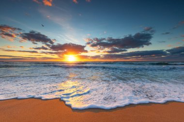 Denizin üzerinde güzel bulutlar, gün doğumu sho