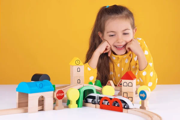 Schattig Kind Klein Meisje Spelen Met Houten Speelgoed Trein Spoorweg — Stockfoto