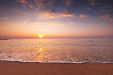 Denizin üzerinde güzel bulutlar, güneşin doğuşu.