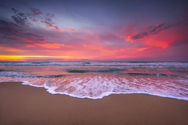 Krásná Oblačnost Nad Mořem Pláží Při Východu Slunce — Stock fotografie