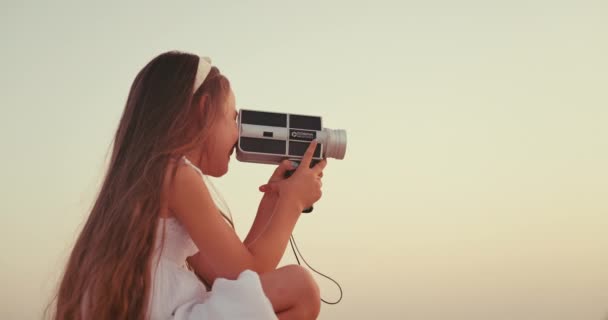 Glückliches Kleines Mädchen Genießt Sonnenuntergang Und Strand Mit Retro Kamera — Stockvideo