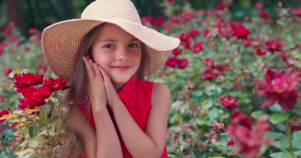 Hermosa Sonrisa Niña Jardín Rosas Parque Mujer Encantadora Disfrutar Flores — Vídeos de Stock