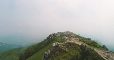 Dağ tepeleri ve sis üzerinde uçuyor. Dağlar manzaralı hava manzaralı.