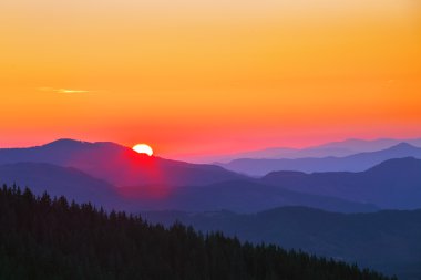 Güzel sonbahar manzarası dağlarda. 