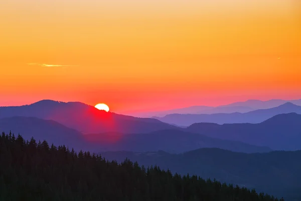 Schöne Herbstlandschaft in den Bergen. — Stockfoto