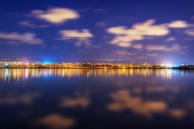 Gecenin içinde şehir 