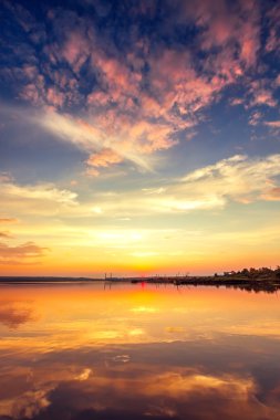 Gölün üzerinde güzel bir bulut manzarası, gün batımı