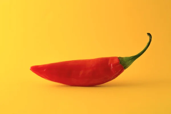 Peperoncino rosso isolato su un giallo — Foto Stock