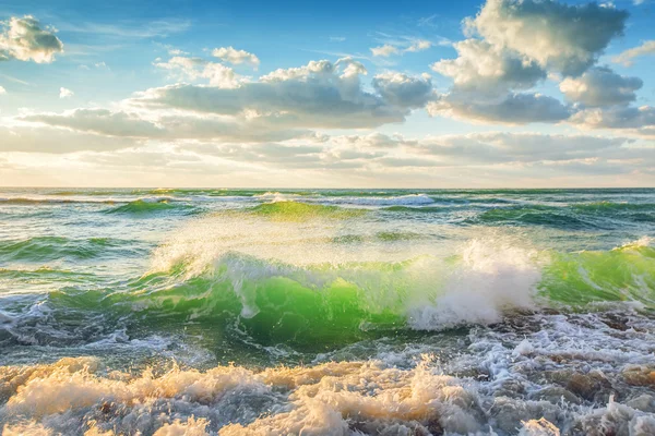 Hermoso paisaje nublado sobre el mar — Foto de Stock