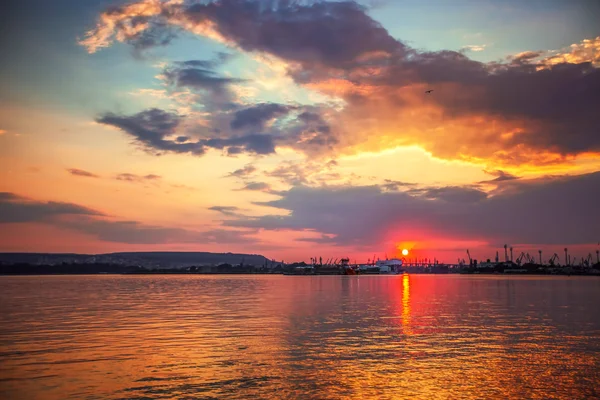 Bellissimo paesaggio nuvoloso sul mare, colpo al tramonto — Foto Stock