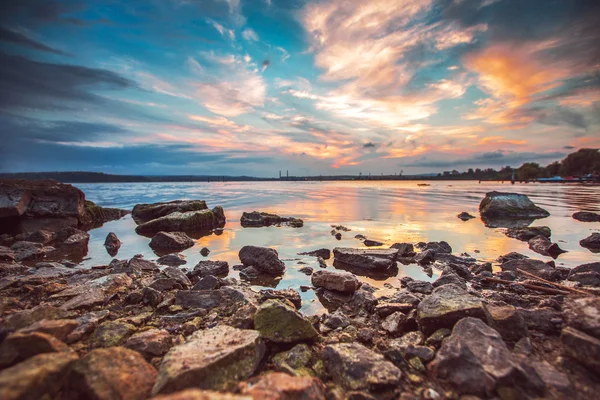 Puesta de sol sobre el lago — Foto de Stock