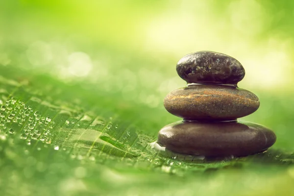 Balanza de piedras y gotas de agua — Foto de Stock