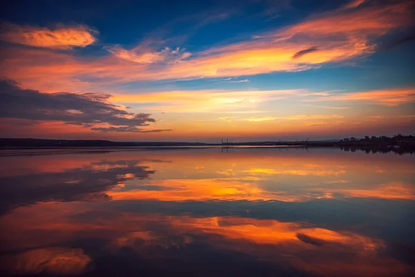 Vacker molnlandskap över sjön, solnedgång skott — Stockfoto