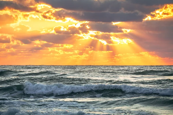 Bellissimo paesaggio nuvoloso sul mare, colpo di sole — Foto Stock