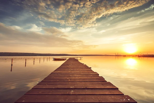 Linda paisagem nublada sobre o lago, tiro ao pôr-do-sol — Fotografia de Stock