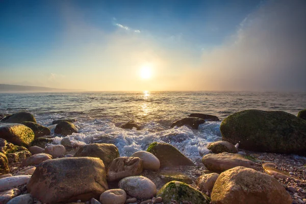 Salida del sol sobre el mar y niebla — Foto de Stock