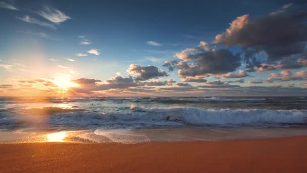 美丽的云彩笼罩着大海，日出时分 — 图库视频影像