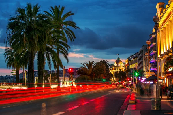 Pessoas móveis e edifícios estáveis durante a noite em Nice Fra — Fotografia de Stock