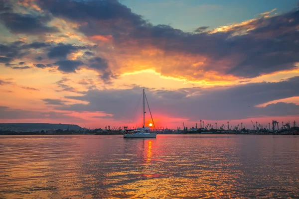 Zonsondergang boven zee — Stockfoto