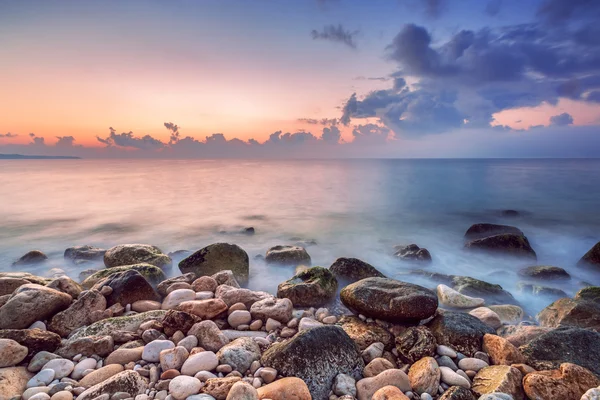 Bela paisagem nublada sobre o mar, tiro ao nascer do sol — Fotografia de Stock