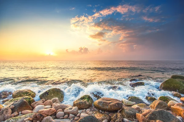 Meereslandschaft und wolkenverhangener Himmel — Stockfoto