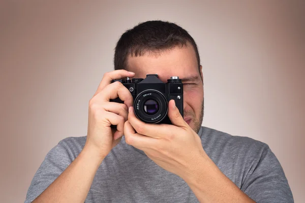 Fotograf. Portret mężczyzny przytrzymanie starodawny aparat z bliska. — Zdjęcie stockowe