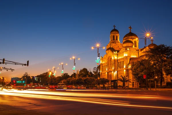 Katedrála Nanebevzetí Panny Marie, Varna, Bulharsko. V noci osvětlené. — Stock fotografie