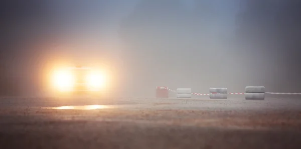 Bilen kör på lantlig väg med fog — Stockfoto