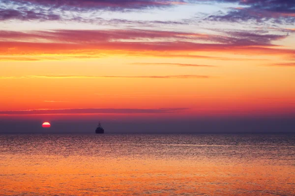 Beau paysage nuageux sur la mer, coup de soleil levant — Photo