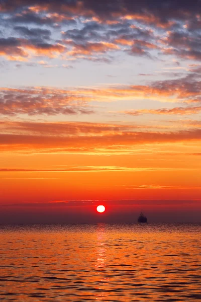 Bela paisagem nublada sobre o mar, tiro ao nascer do sol — Fotografia de Stock